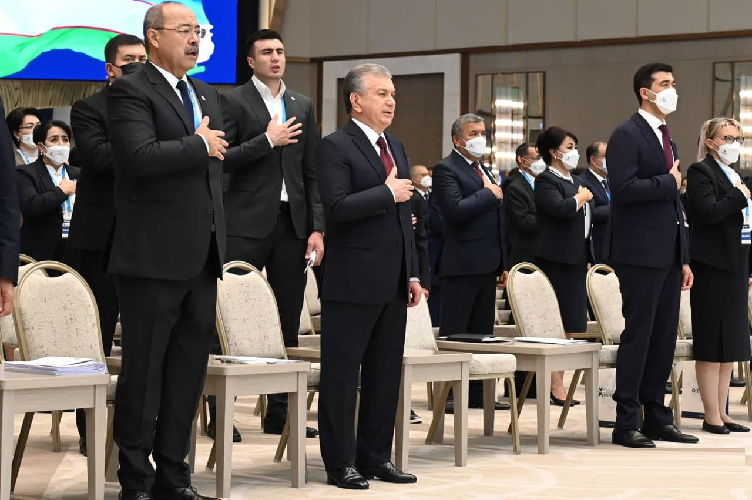 Президент Узбекистана принял участие в съезде Либерально-демократической партии