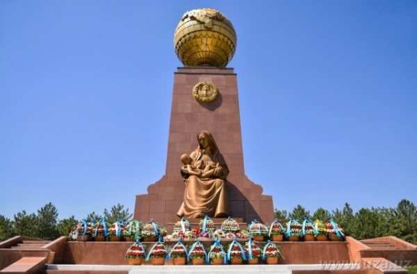 MUSTAQILLIK VA EZGULIK MONUMENTIGA GUL QO‘YILDI
